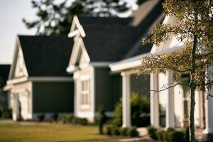 Obniżenie wartości nieruchomości przez sąsiada – porady prawne